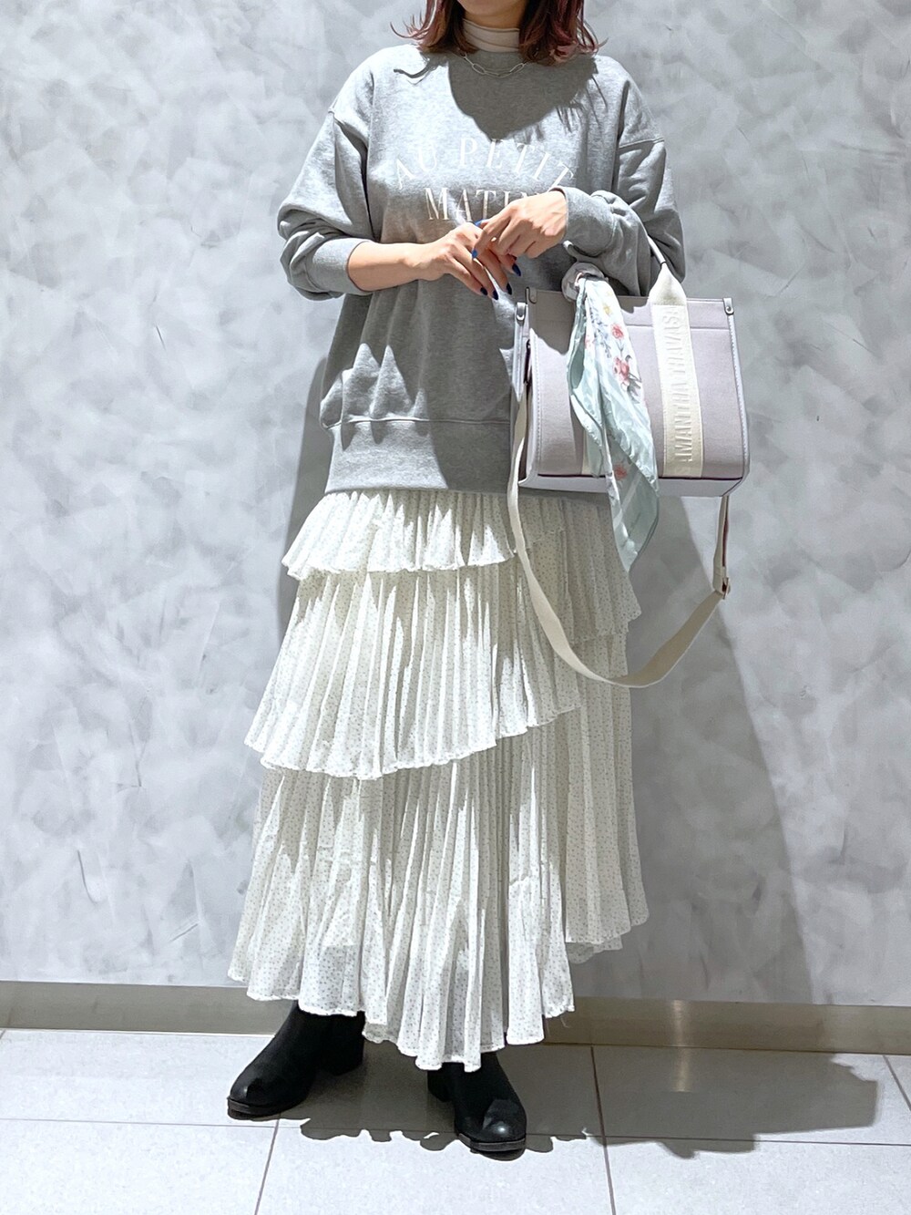 グレー系のトートバッグ、グレー系のスウェットを着用したレディースの春コーディネートの2枚目の写真