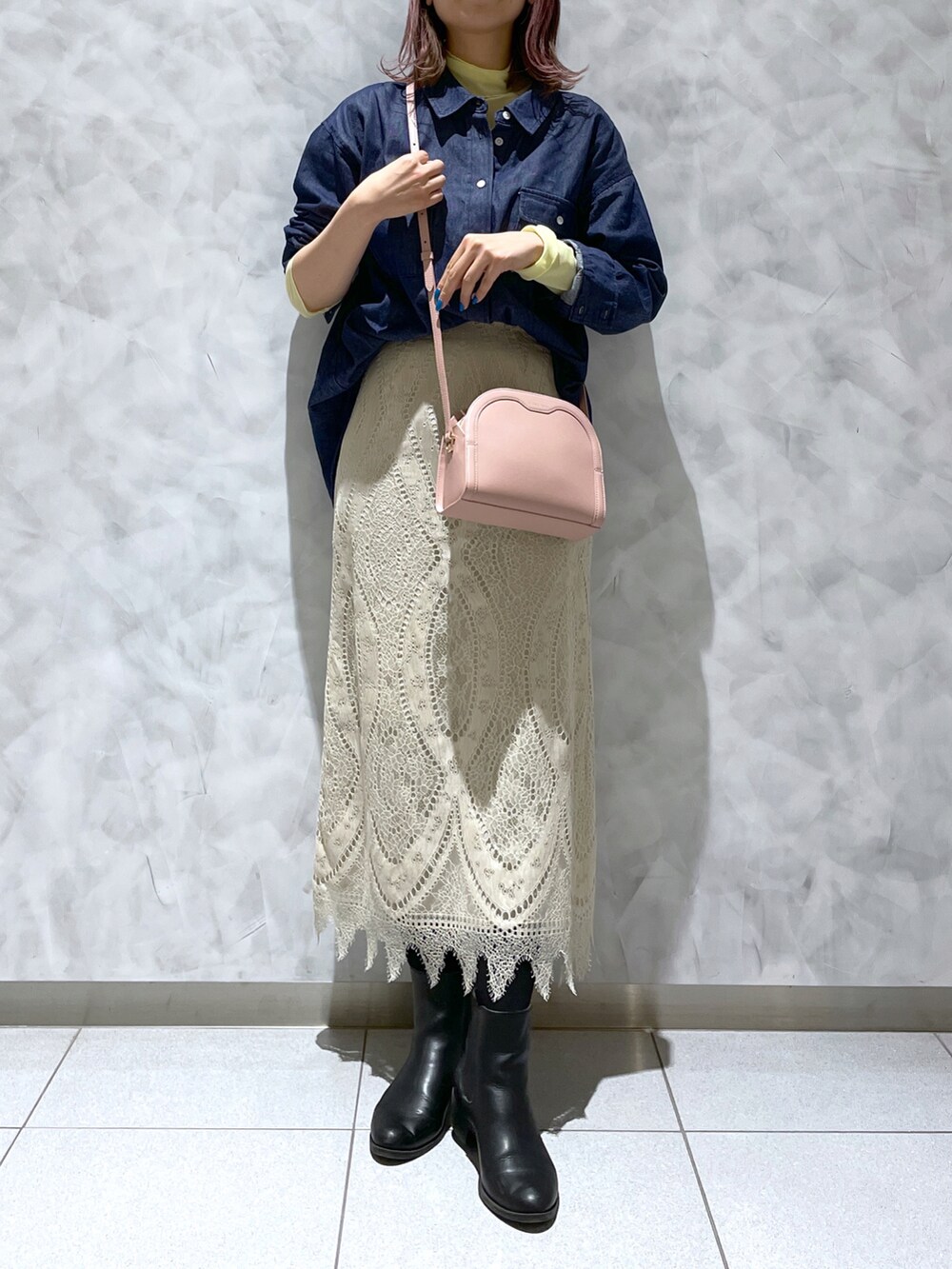 ホワイト系のスカート、ピンク系のショルダーバッグ、ブルー系のシャツ/ブラウスを着用したレディースの春コーディネートの3枚目の写真