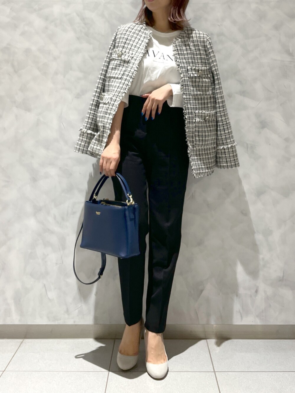 ブルー系のハンドバッグを着用したレディースの春コーディネートの4枚目の写真