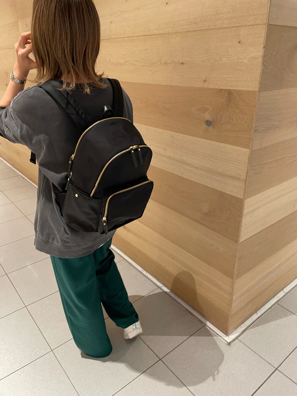 ブラック系のバックパック/リュック、グリーン系のその他パンツを着用したレディースの冬コーディネートの3枚目の写真