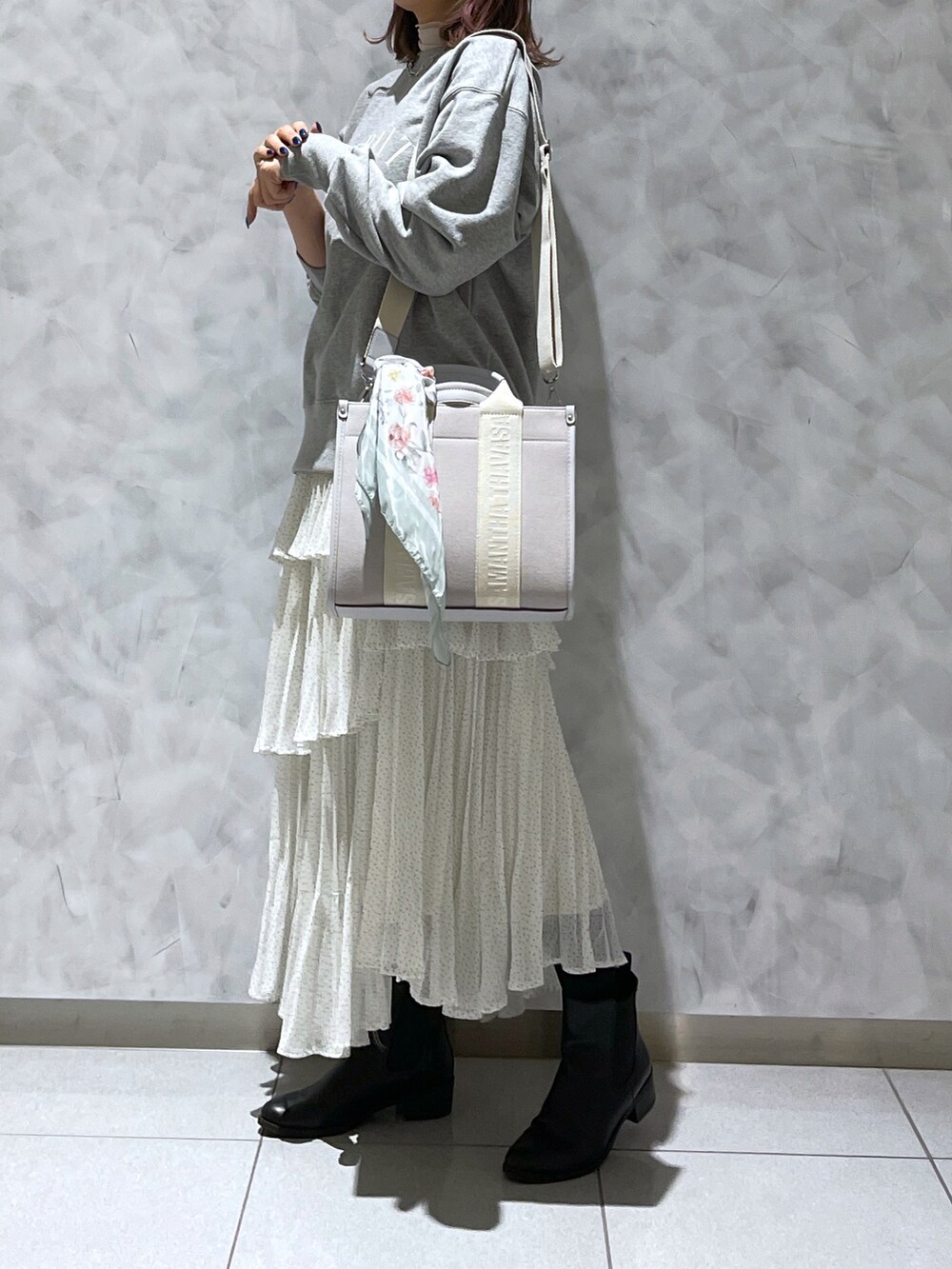 グレー系のトートバッグ、グレー系のスウェットを着用したレディースの春コーディネートの4枚目の写真