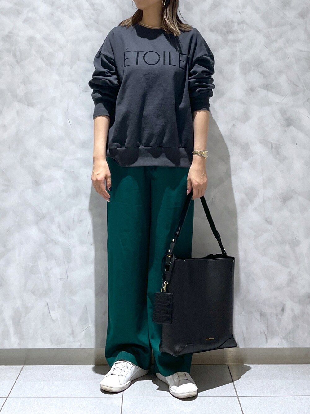 ブラック系のショルダーバッグを着用したレディースの冬コーディネートの3枚目の写真