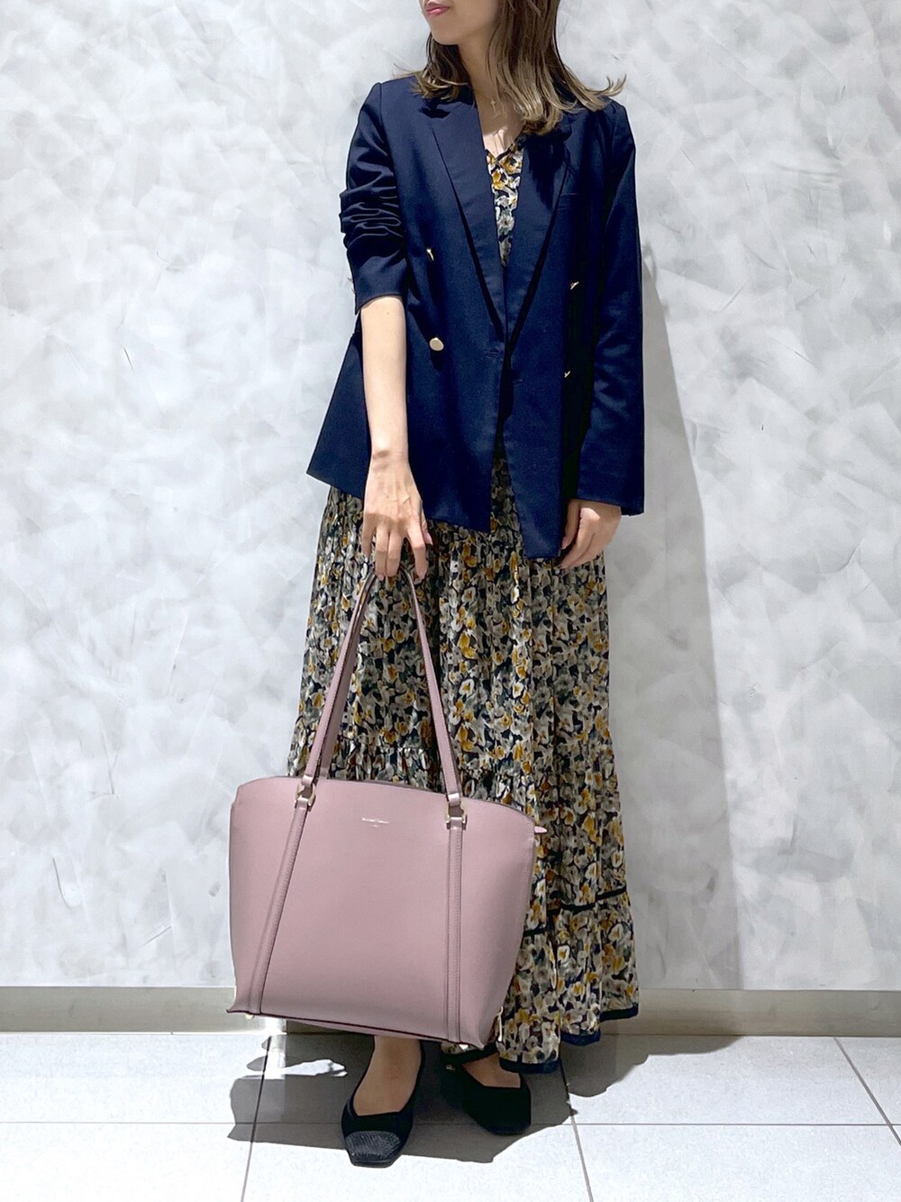 ピンク系のトートバッグを着用したレディースの春コーディネートの2枚目の写真