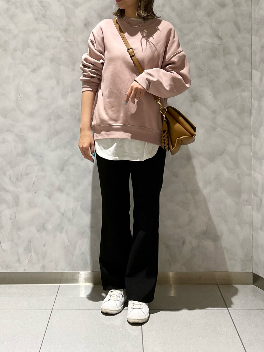 ブラック系のパンツ、イエロー系のハンドバッグを着用したレディースの冬コーディネートの4枚目の写真