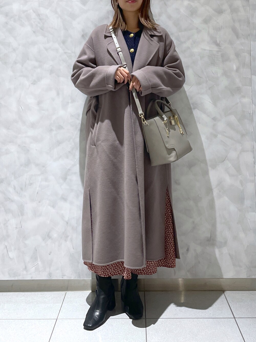 グレー系のトートバッグ、ベージュ系のジャケット/アウターを着用したレディースの冬コーディネートの3枚目の写真