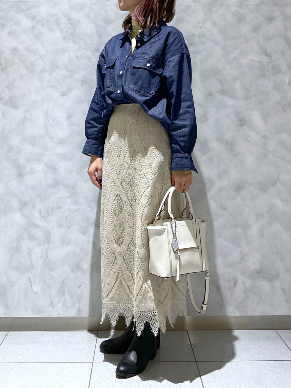 ホワイト系のハンドバッグ、ブルー系のシャツ/ブラウスを着用したレディースの春コーディネートの4枚目の写真