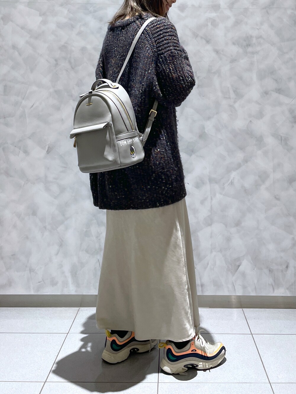 グレー系のバックパック/リュックを着用したレディースの冬コーディネートの2枚目の写真