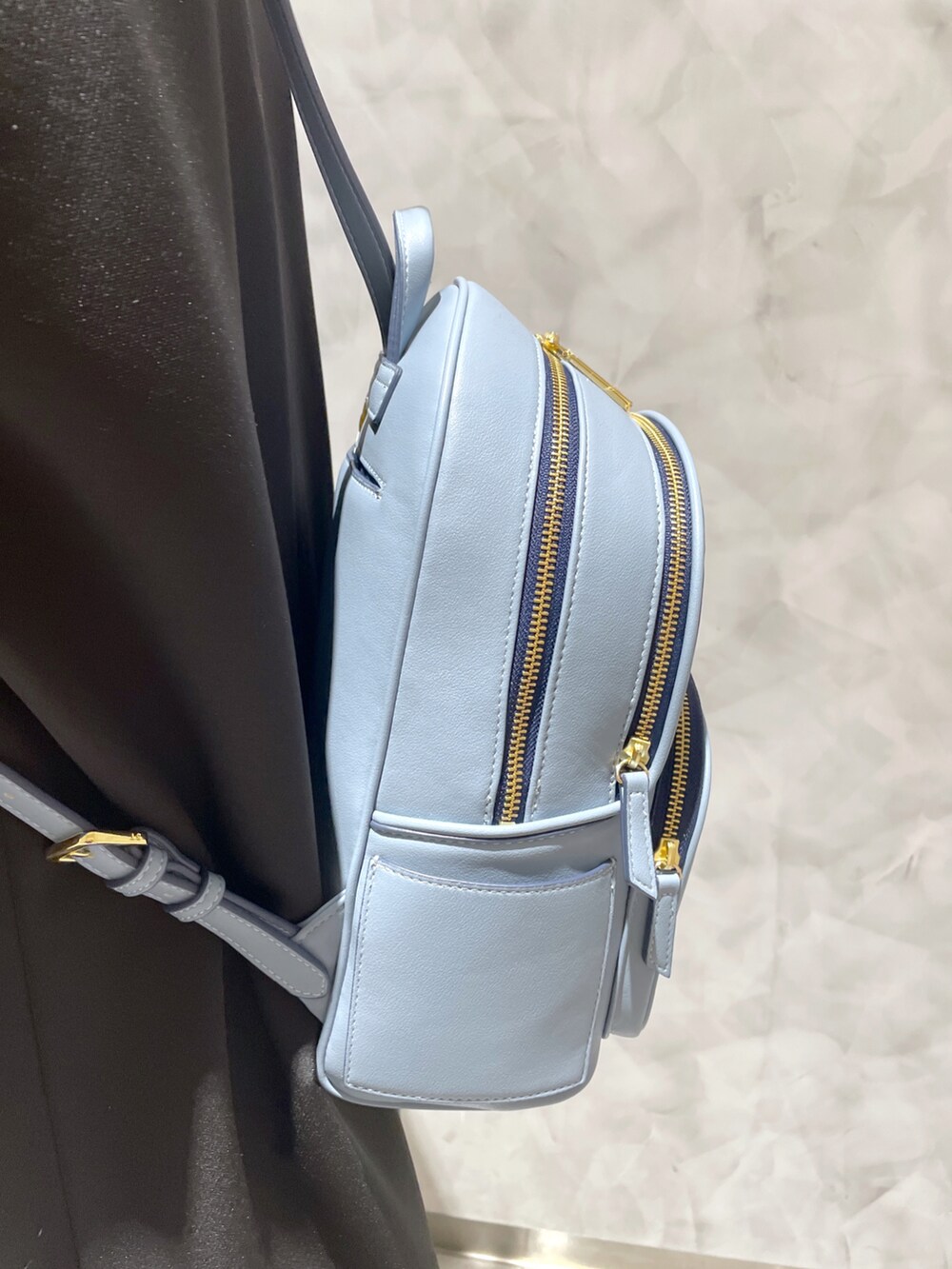 ブラック系のバックパック/リュックを着用したレディースの冬コーディネートの2枚目の写真