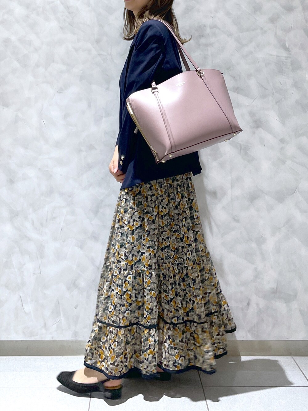 ピンク系のトートバッグを着用したレディースの春コーディネートの3枚目の写真