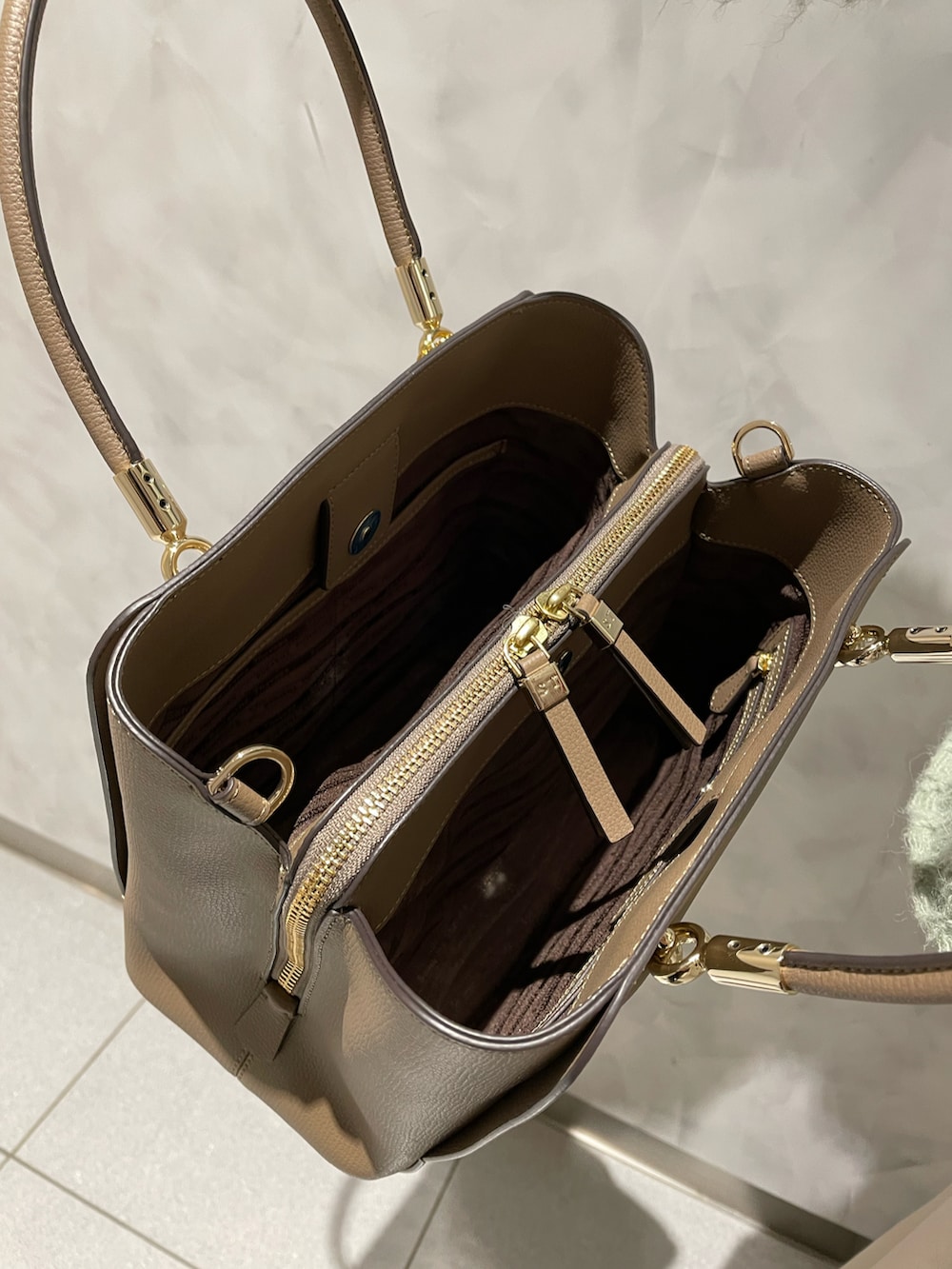 ベージュ系のトートバッグ、グリーン系のニット/セーターを着用したレディースの冬コーディネートの5枚目の写真