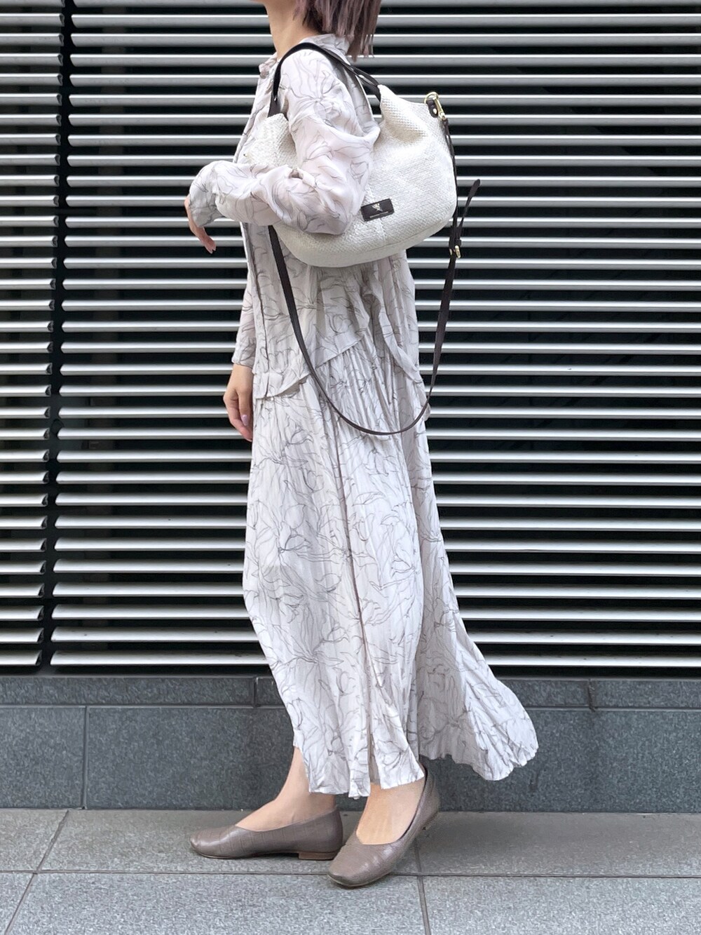 ホワイト系のトートバッグを着用したレディースの夏コーディネートの3枚目の写真