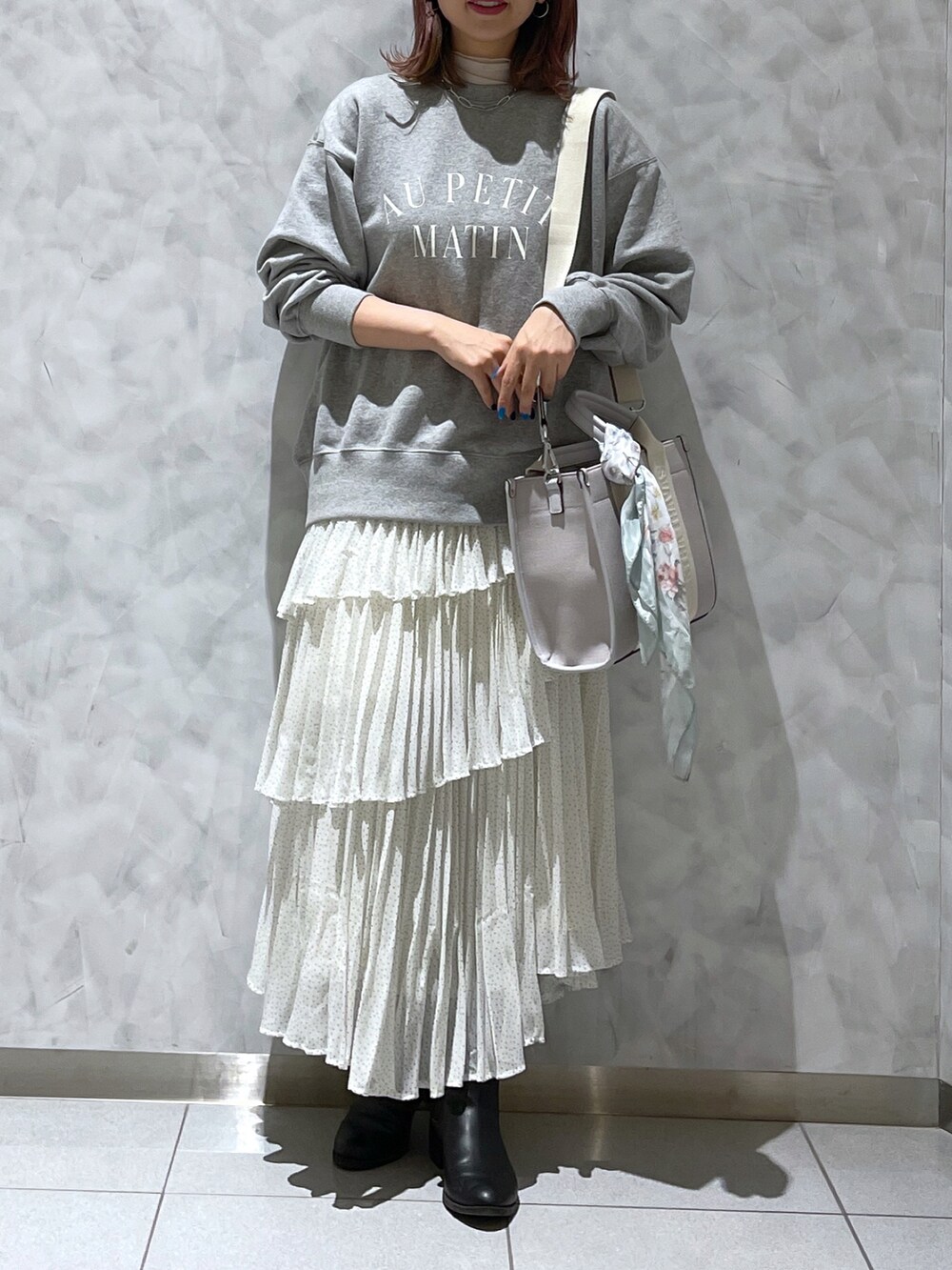 グレー系のトートバッグ、グレー系のスウェットを着用したレディースの春コーディネートの3枚目の写真