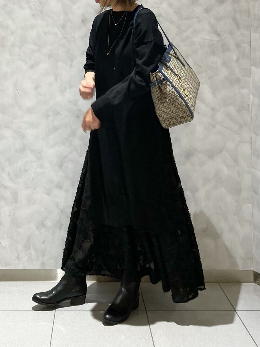 ブルー系のトートバッグを着用したレディースの冬コーディネートの3枚目の写真