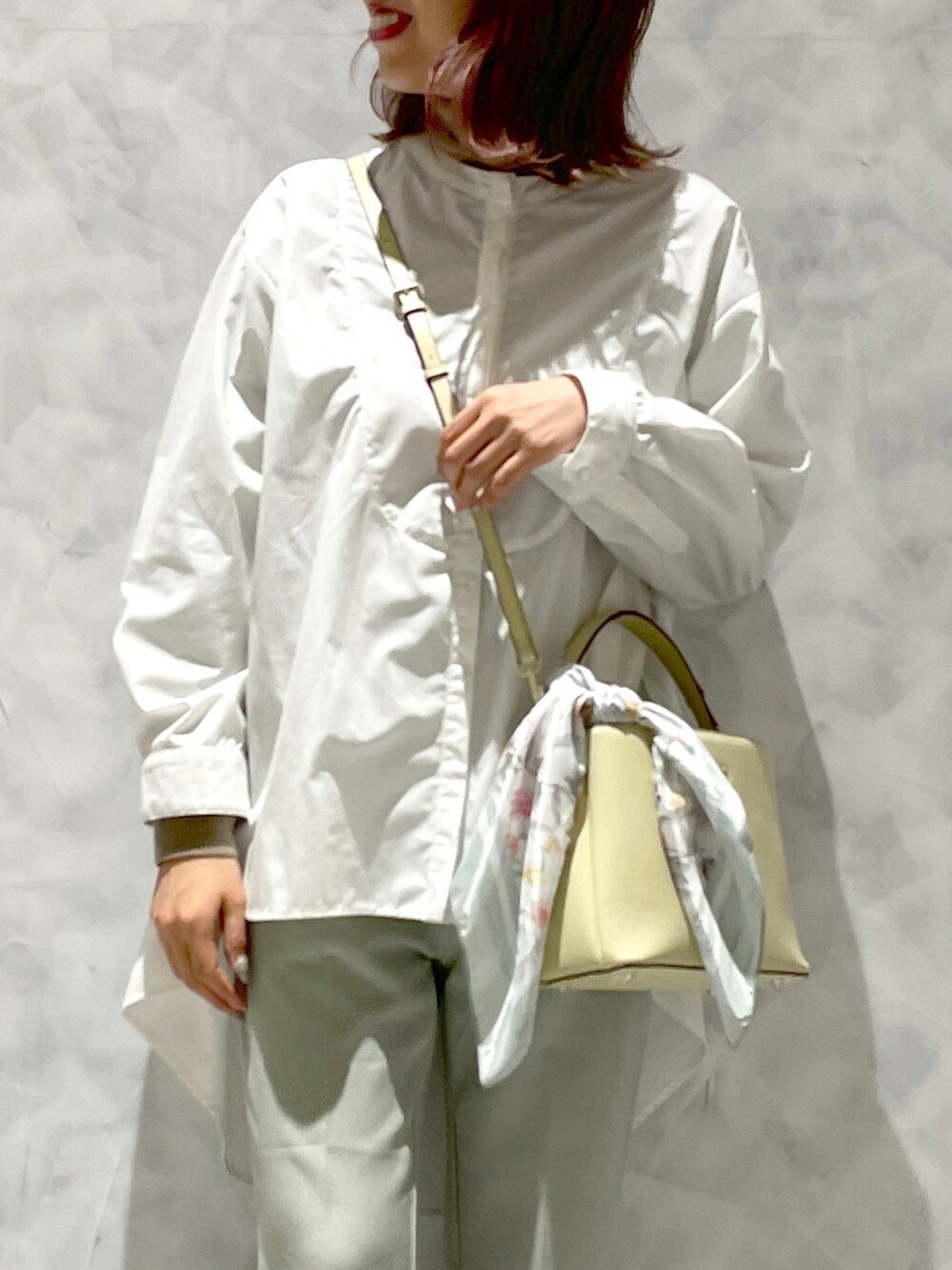 ホワイト系のブーツ、ホワイト系のシャツ/ブラウス、イエロー系のハンドバッグを着用したレディースの春コーディネートの4枚目の写真