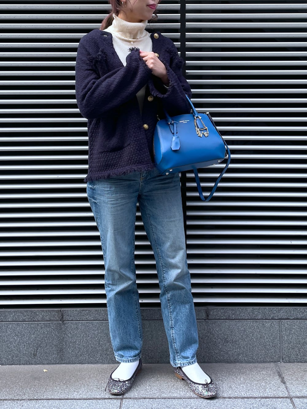 ブルー系のデニムパンツ、ブルー系のハンドバッグ、ブルー系のジャケット/アウターを着用したレディースの春コーディネートの3枚目の写真