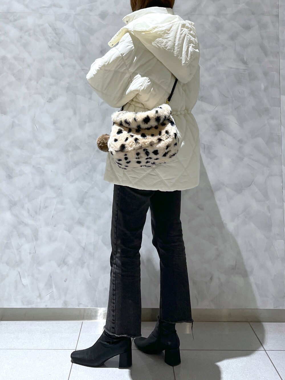 その他のショルダーバッグ、ホワイト系のその他アウターを着用したレディースの冬コーディネートの2枚目の写真