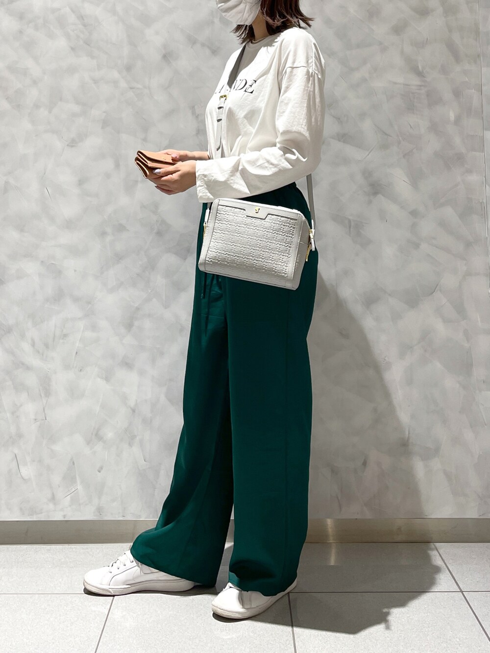 グリーン系のその他パンツ、グレー系のショルダーバッグ、ピンク系の財布を着用したレディースの春コーディネートの2枚目の写真