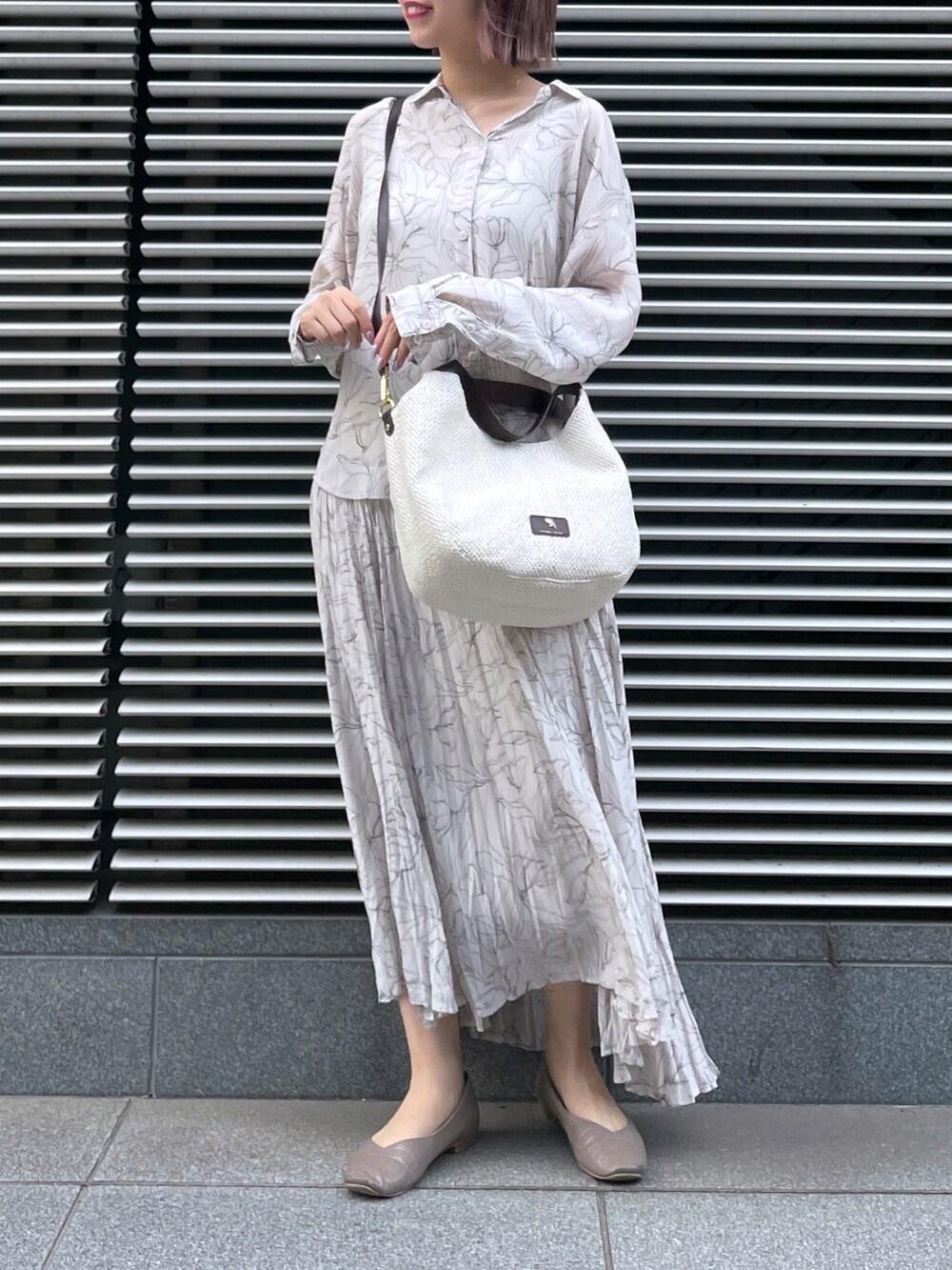 ホワイト系のトートバッグを着用したレディースの夏コーディネートの2枚目の写真