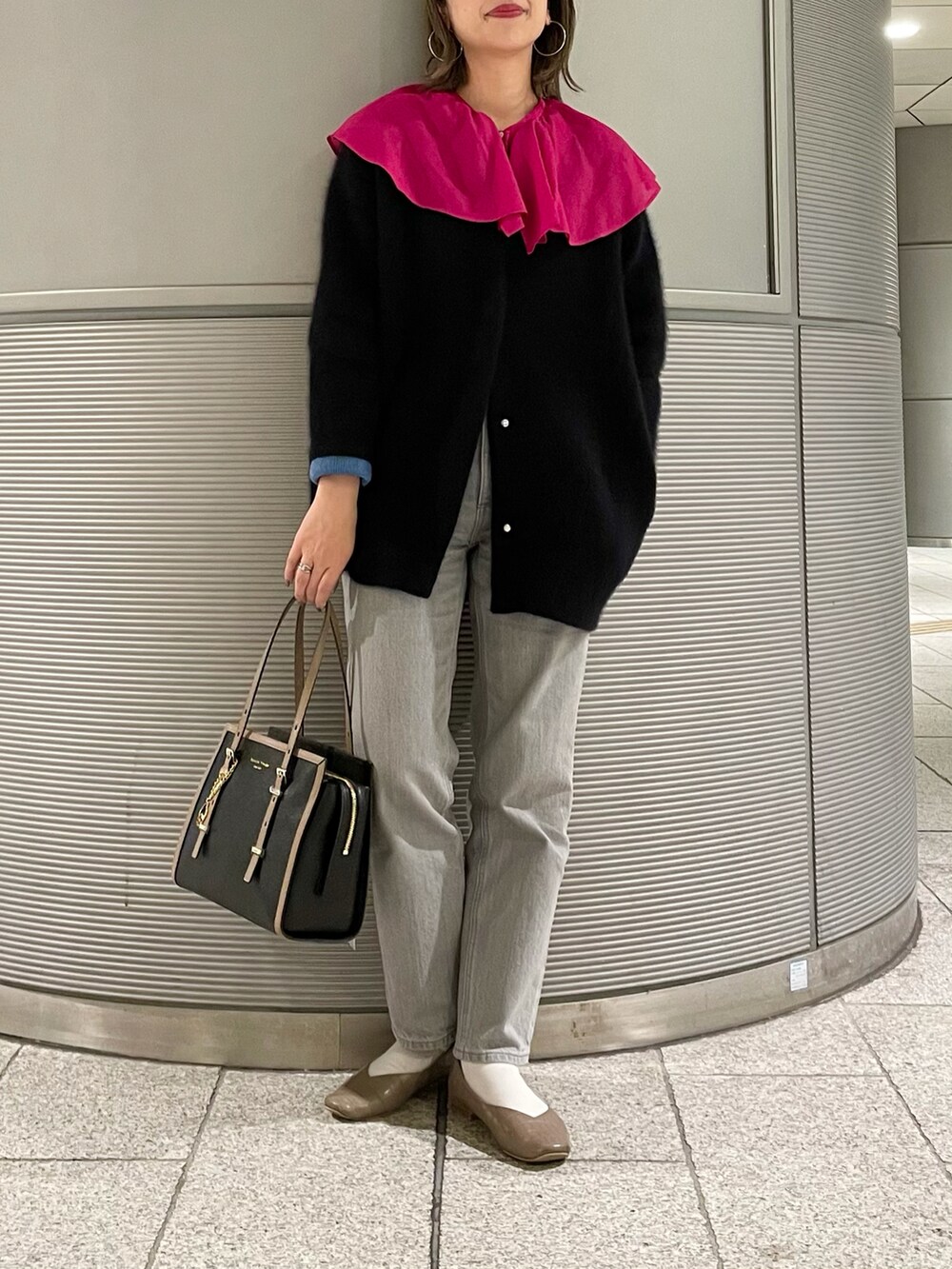 ベージュ系のシューズ、ブラック系のトートバッグ、ブラック系のカーディガン/ボレロを着用したレディースの秋コーディネートの3枚目の写真