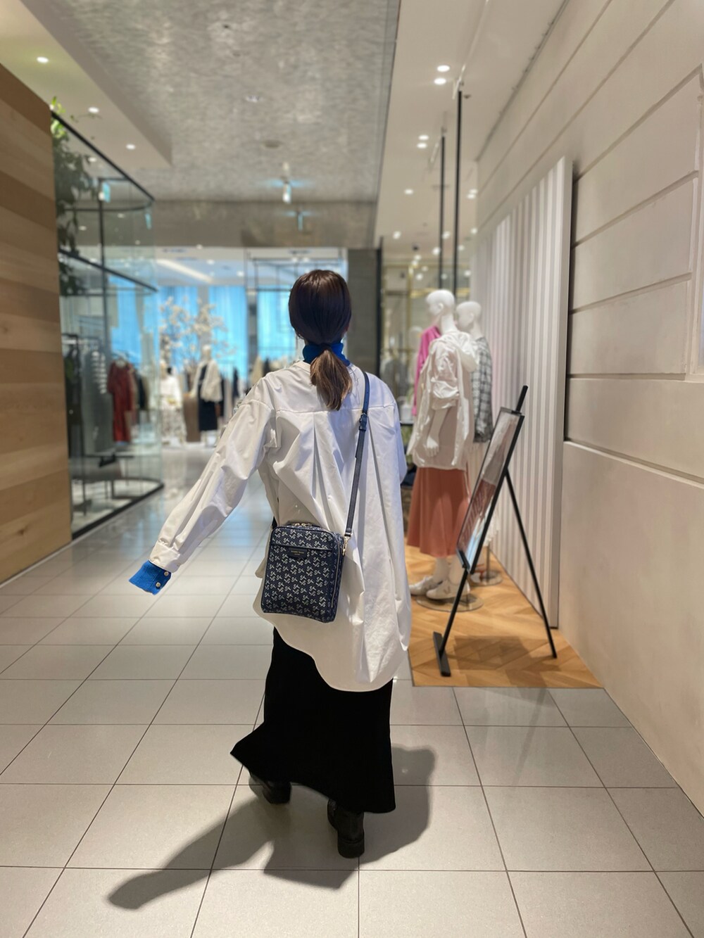 ブルー系のショルダーバッグ、ブルー系の財布を着用したレディースの春コーディネートの5枚目の写真