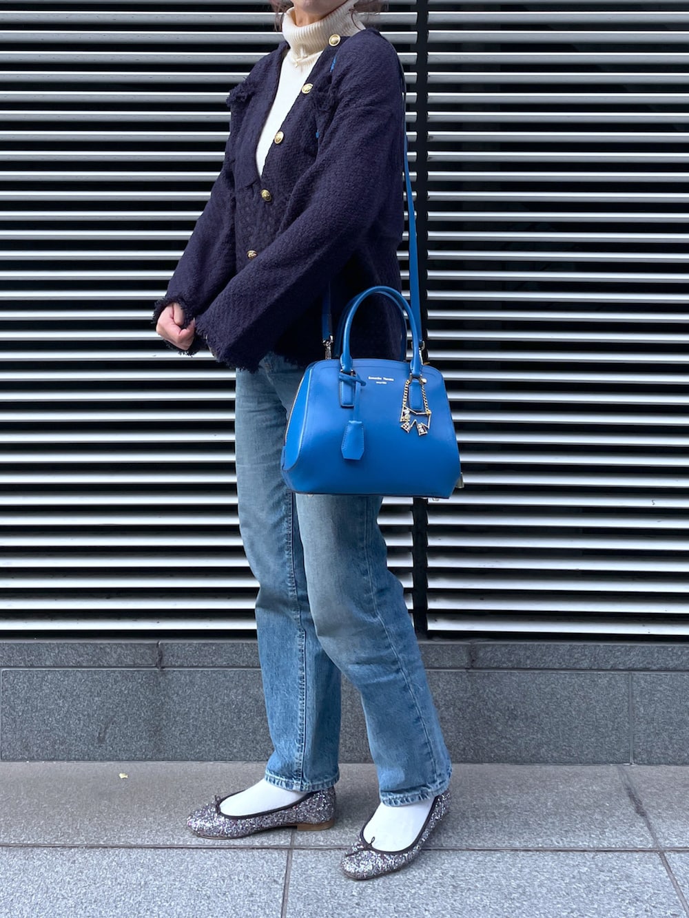 ブルー系のデニムパンツ、ブルー系のハンドバッグ、ブルー系のジャケット/アウターを着用したレディースの春コーディネートの2枚目の写真