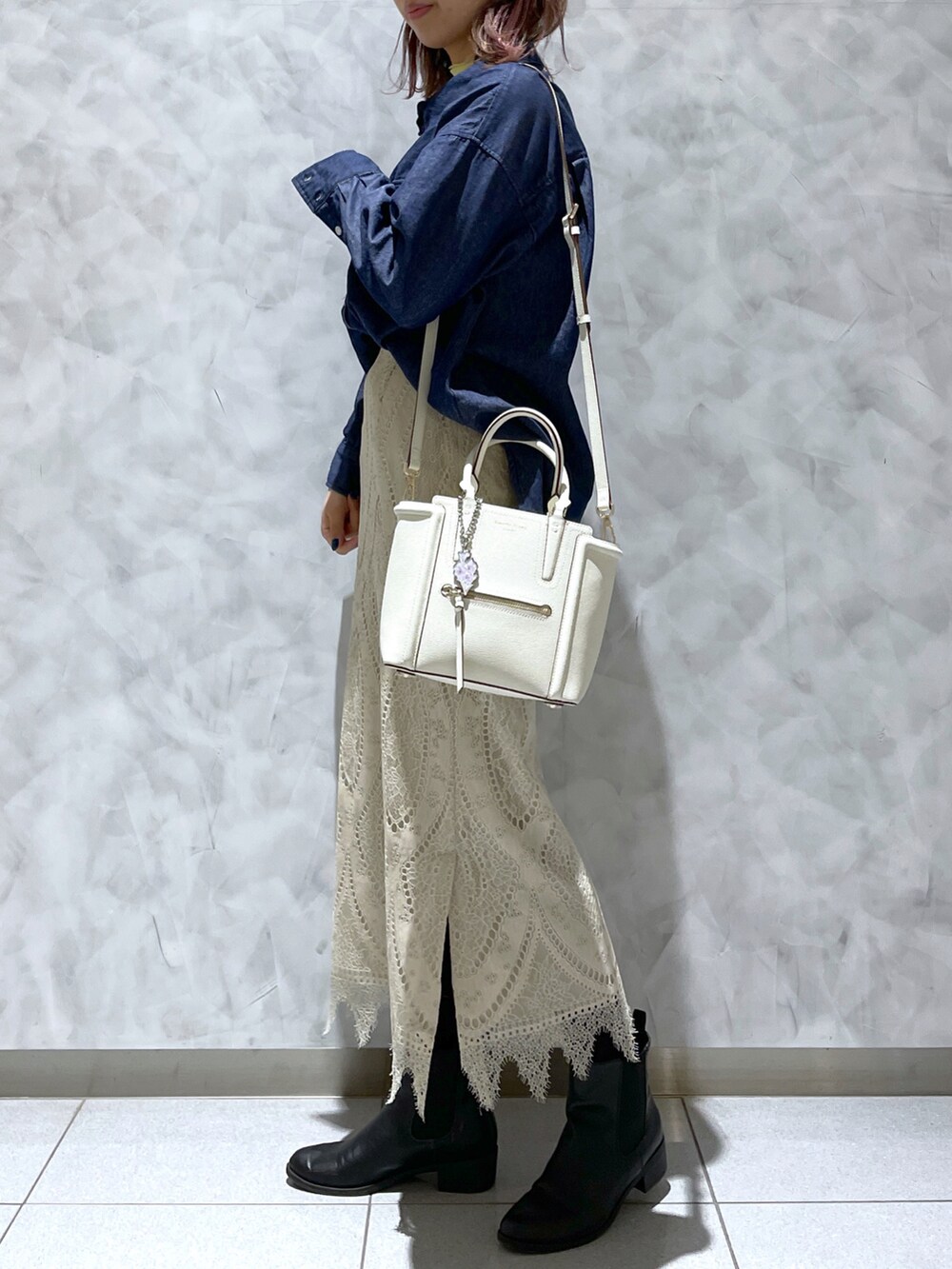 ホワイト系のハンドバッグ、ブルー系のシャツ/ブラウスを着用したレディースの春コーディネートの2枚目の写真