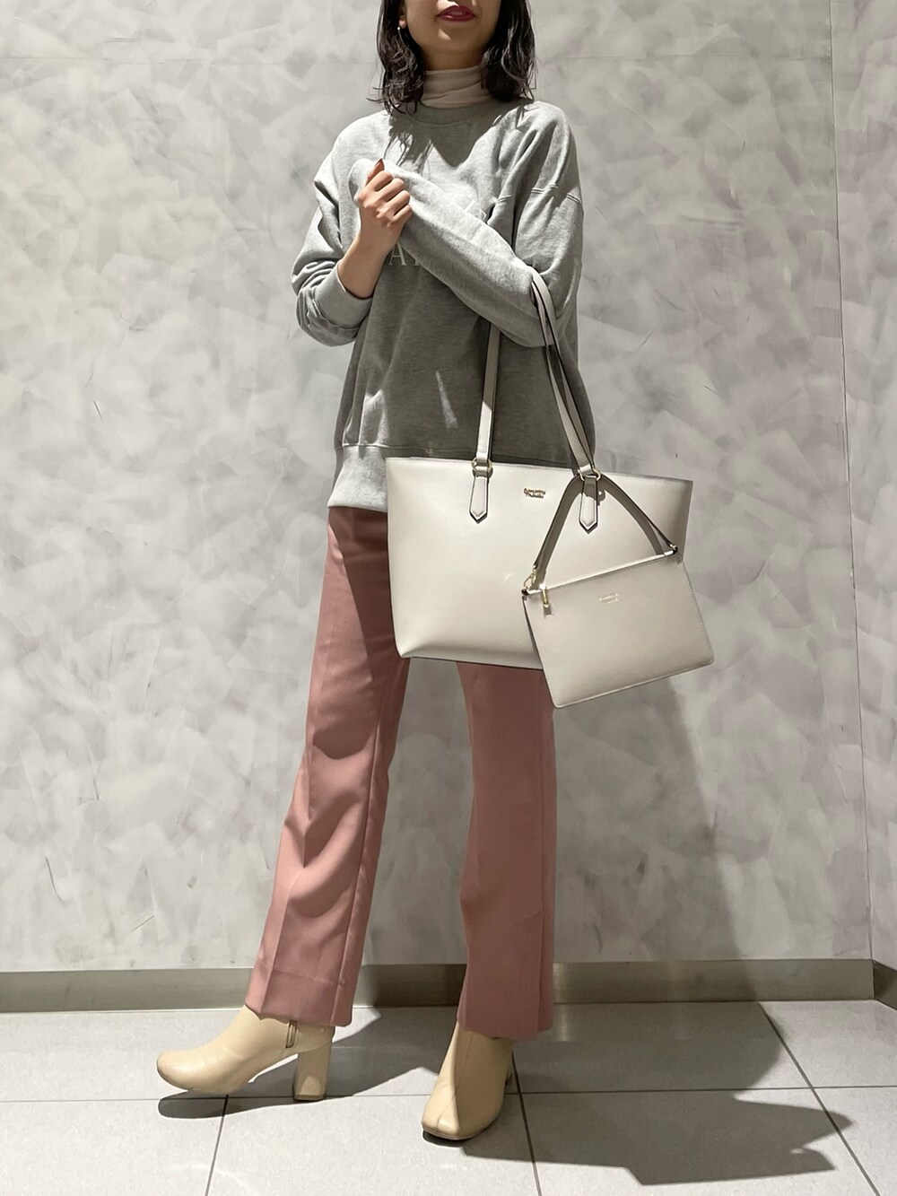 グレー系のトートバッグを着用したレディースの冬コーディネートの3枚目の写真