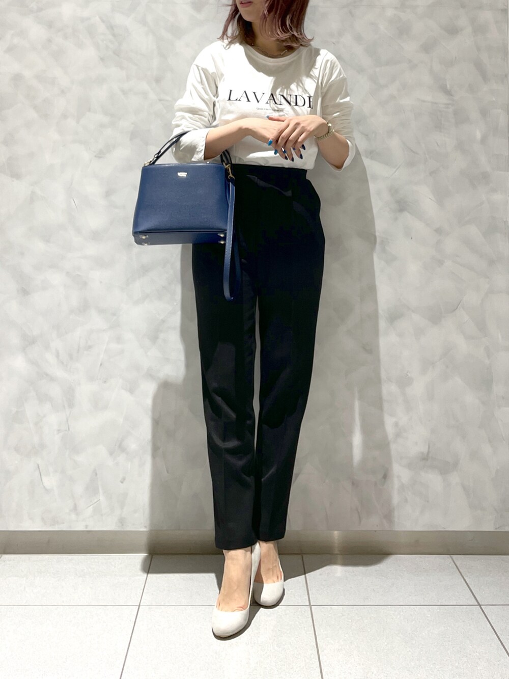 ブルー系のハンドバッグを着用したレディースの春コーディネートの3枚目の写真