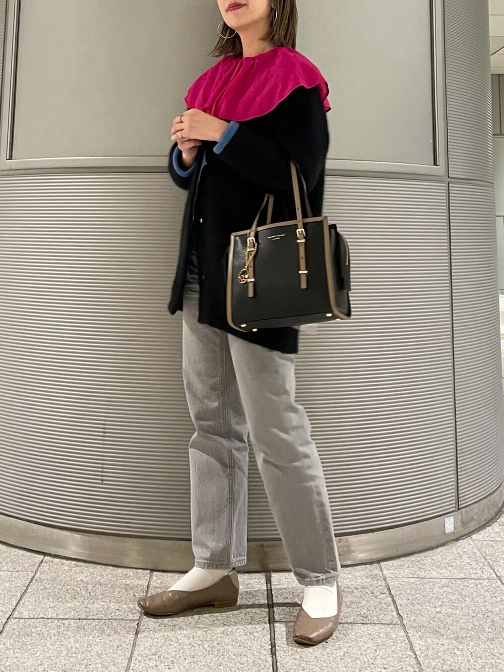 ベージュ系のシューズ、ブラック系のトートバッグ、ブラック系のカーディガン/ボレロを着用したレディースの秋コーディネートの2枚目の写真