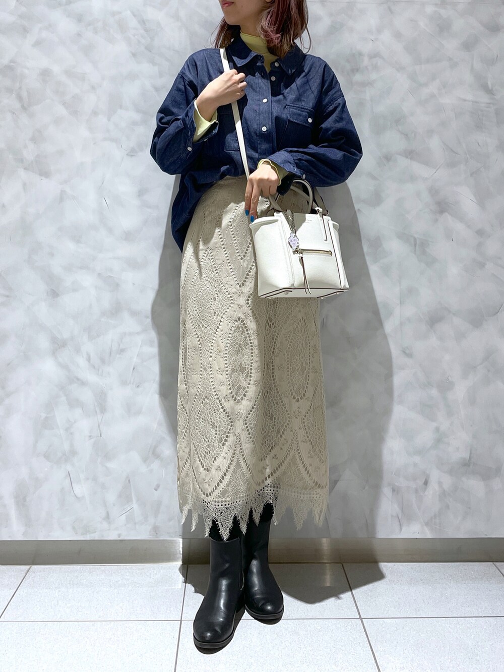 ホワイト系のハンドバッグ、ブルー系のシャツ/ブラウスを着用したレディースの春コーディネートの3枚目の写真