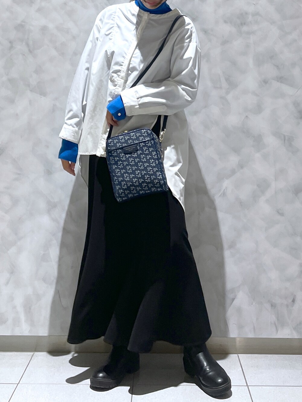 ブルー系のショルダーバッグ、ブルー系の財布を着用したレディースの春コーディネートの3枚目の写真