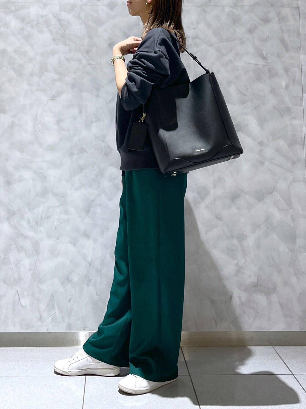 ブラック系のショルダーバッグを着用したレディースの冬コーディネートの4枚目の写真