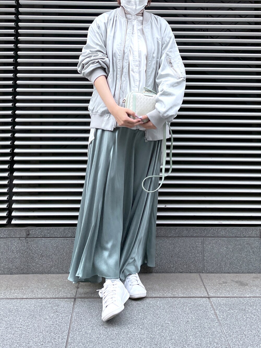 グリーン系のショルダーバッグを着用したレディースの春コーディネートの2枚目の写真