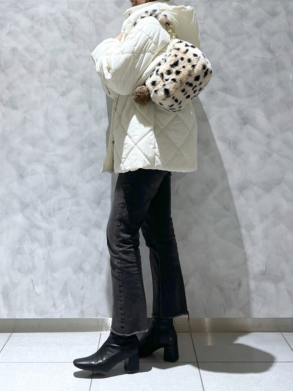 その他のショルダーバッグ、ホワイト系のその他アウターを着用したレディースの冬コーディネートの3枚目の写真