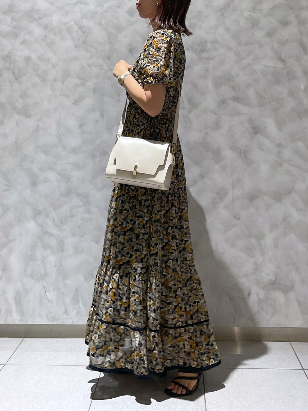 その他のワンピース、ホワイト系のショルダーバッグを着用したレディースの秋コーディネートの2枚目の写真