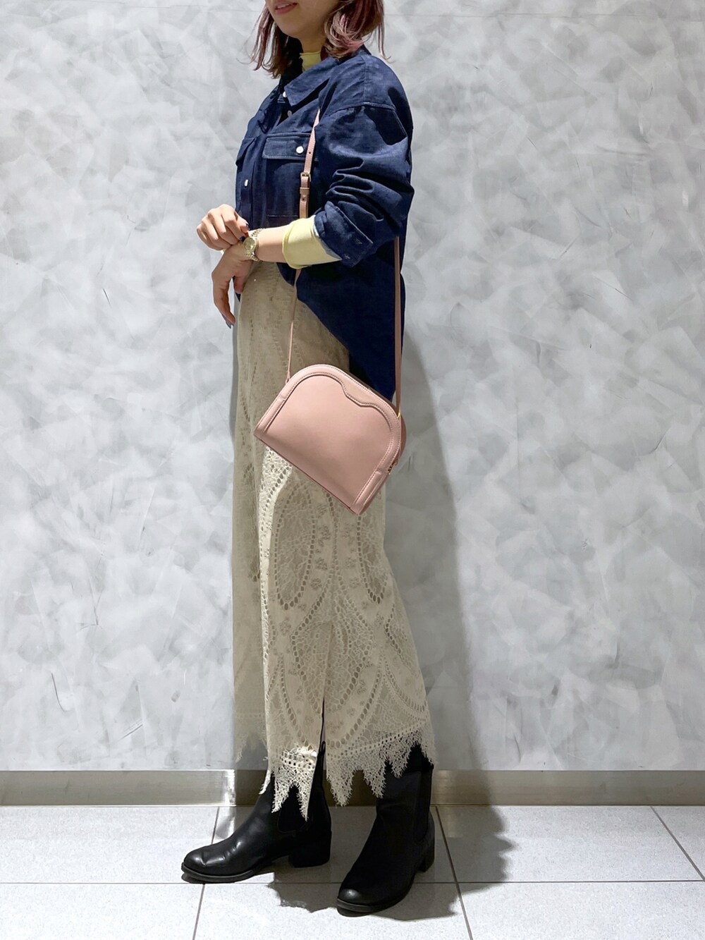 ホワイト系のスカート、ピンク系のショルダーバッグ、ブルー系のシャツ/ブラウスを着用したレディースの春コーディネートの2枚目の写真