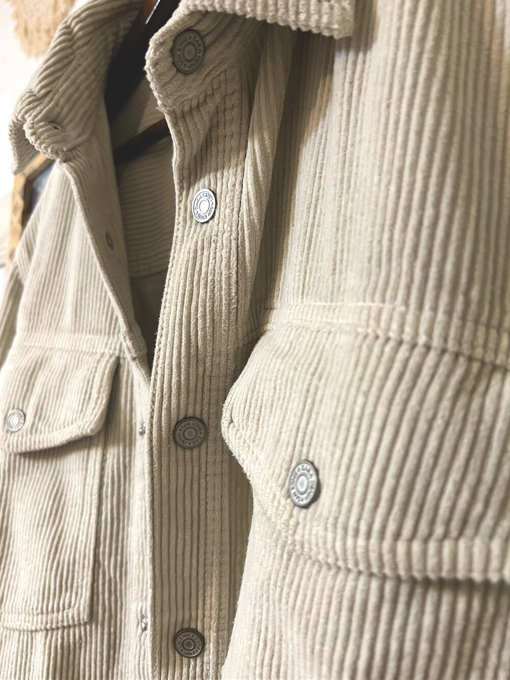 ホワイト系のブルゾン、ベージュ系のTシャツ/カットソー、ブルー系のその他パンツを着用したメンズの秋コーディネートの3枚目の写真