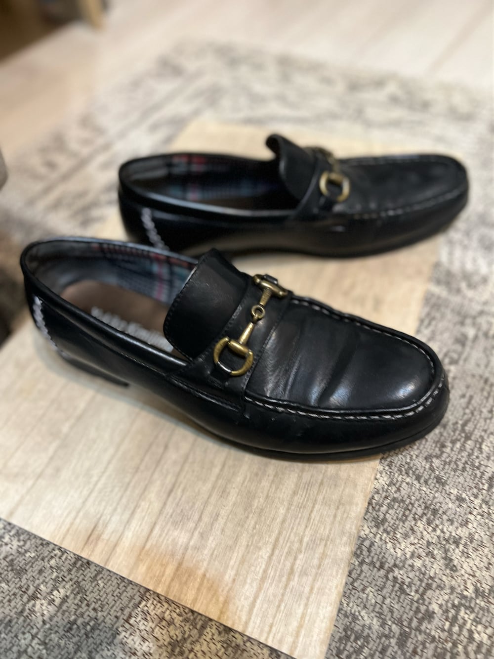 ブラウン系のテーラードジャケット、グリーン系のスウェット、ブラック系のパンツを着用したメンズの冬コーディネートの3枚目の写真