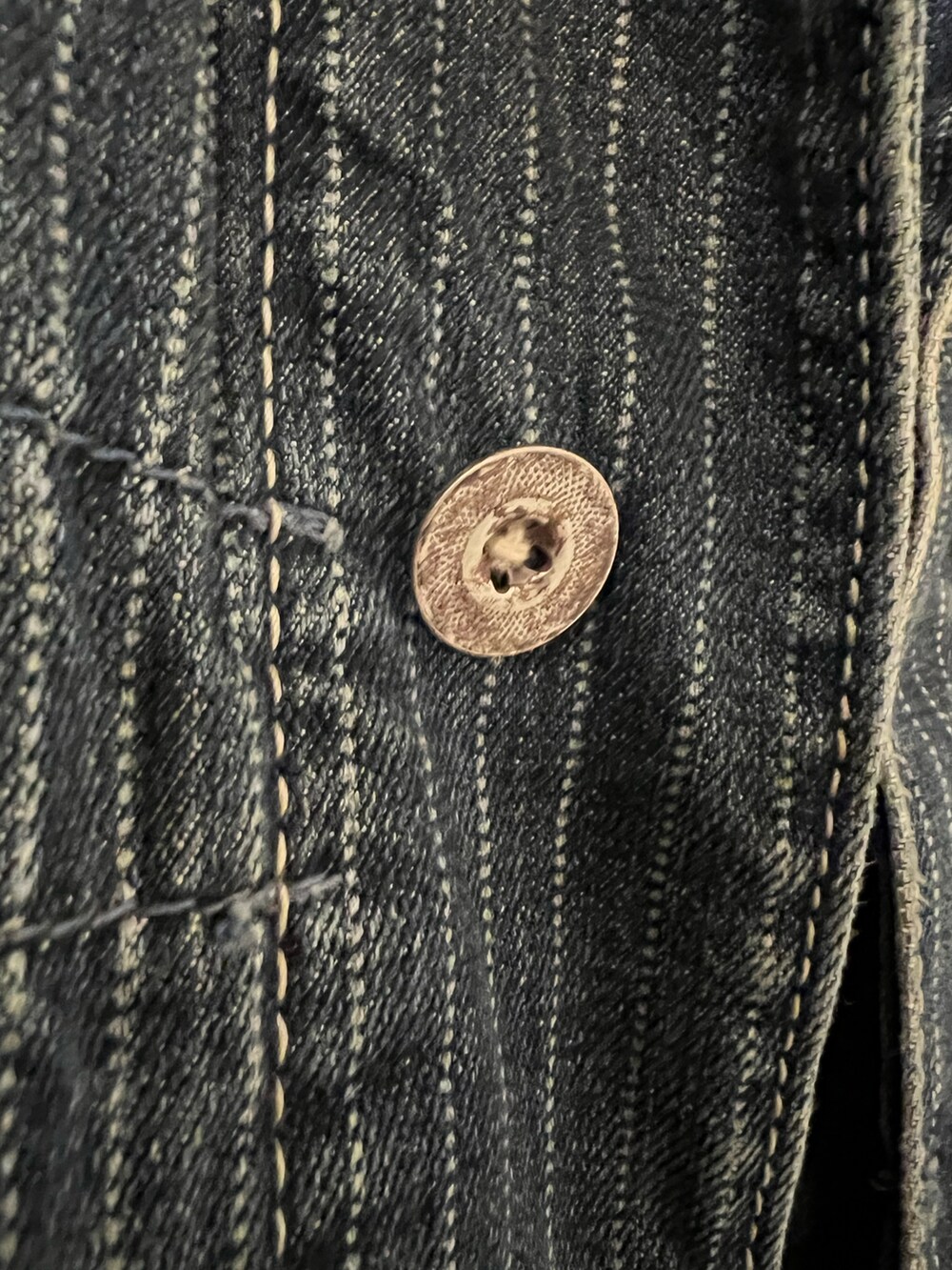 ブルー系のジャケット/アウター、ブラウン系のシャツ/ブラウス、グリーン系のその他パンツを着用したメンズの秋コーディネートの4枚目の写真