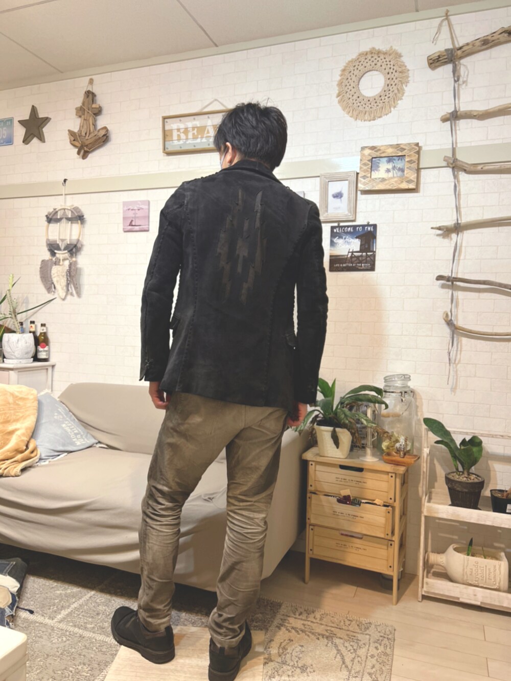 ブラック系のテーラードジャケット、グレー系のニット/セーター、グレー系のパンツを着用したメンズの冬コーディネートの3枚目の写真