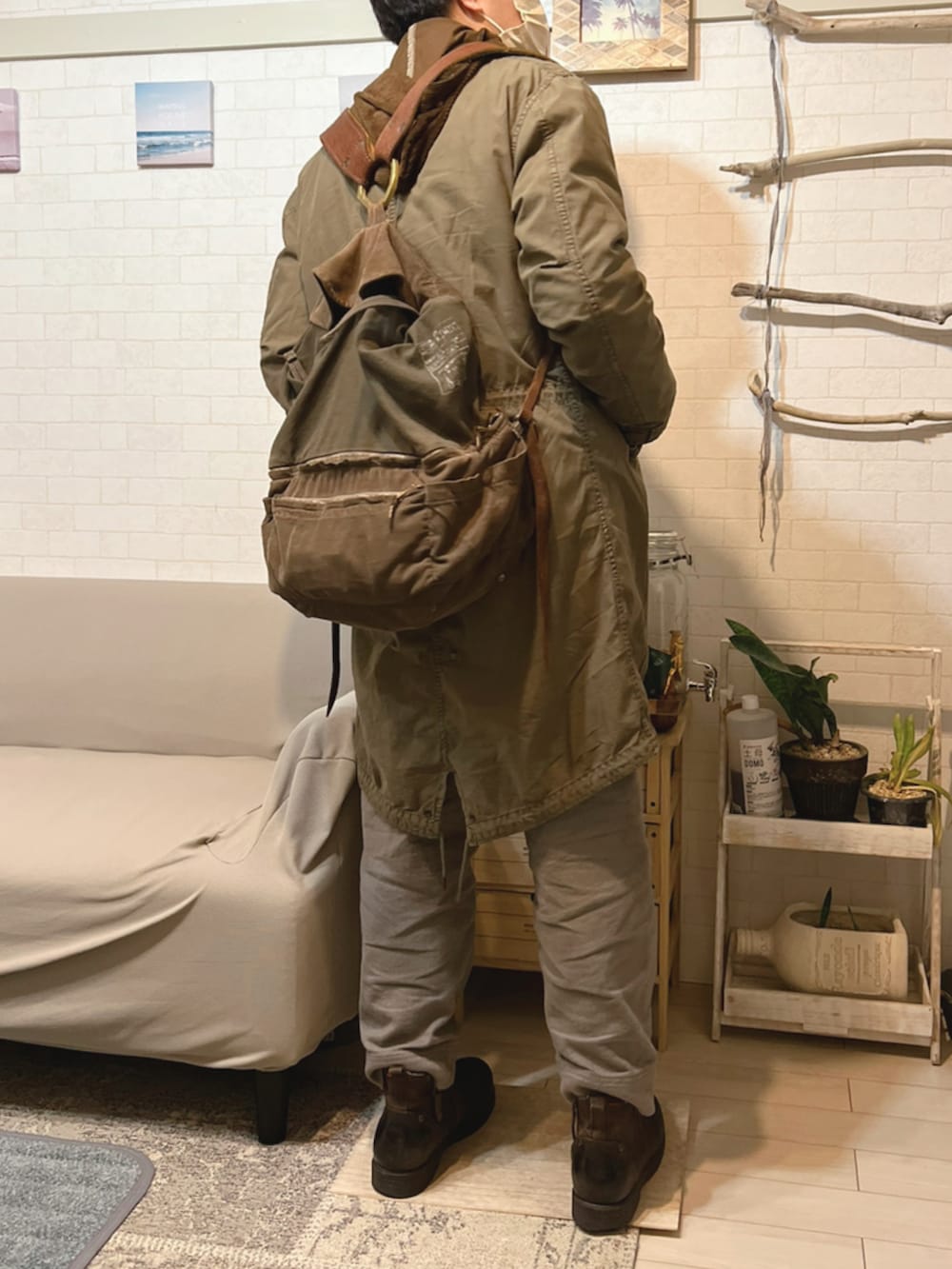 グリーン系のバックパック/リュック、その他のマウンテンパーカー、ブラウン系のチノパンツを着用したメンズの春コーディネートの2枚目の写真