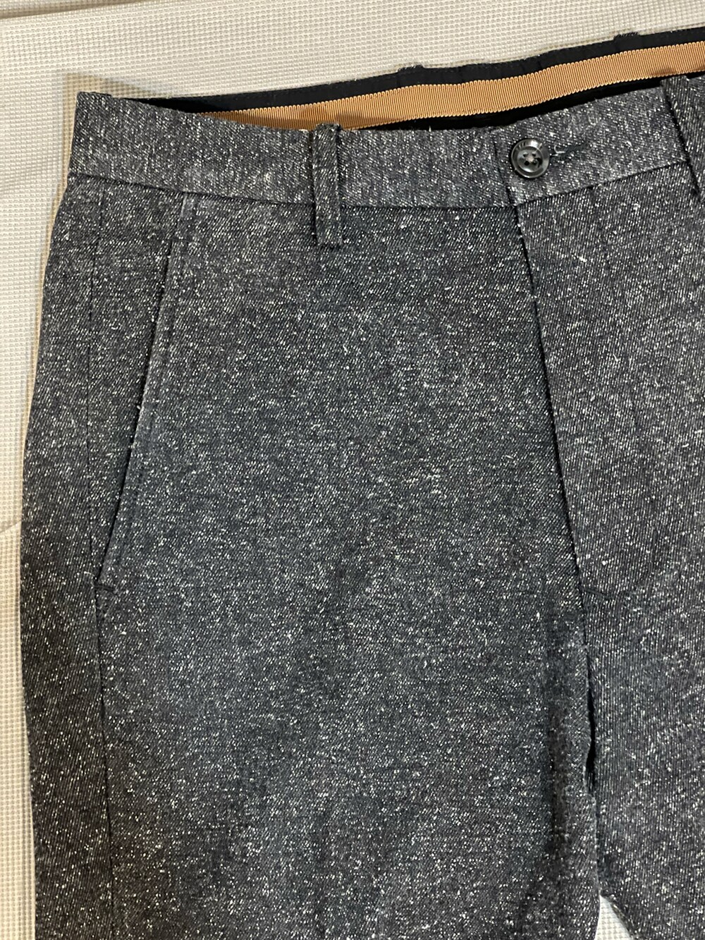 ブラウン系のテーラードジャケット、グリーン系のスウェット、ブラック系のパンツを着用したメンズの冬コーディネートの4枚目の写真