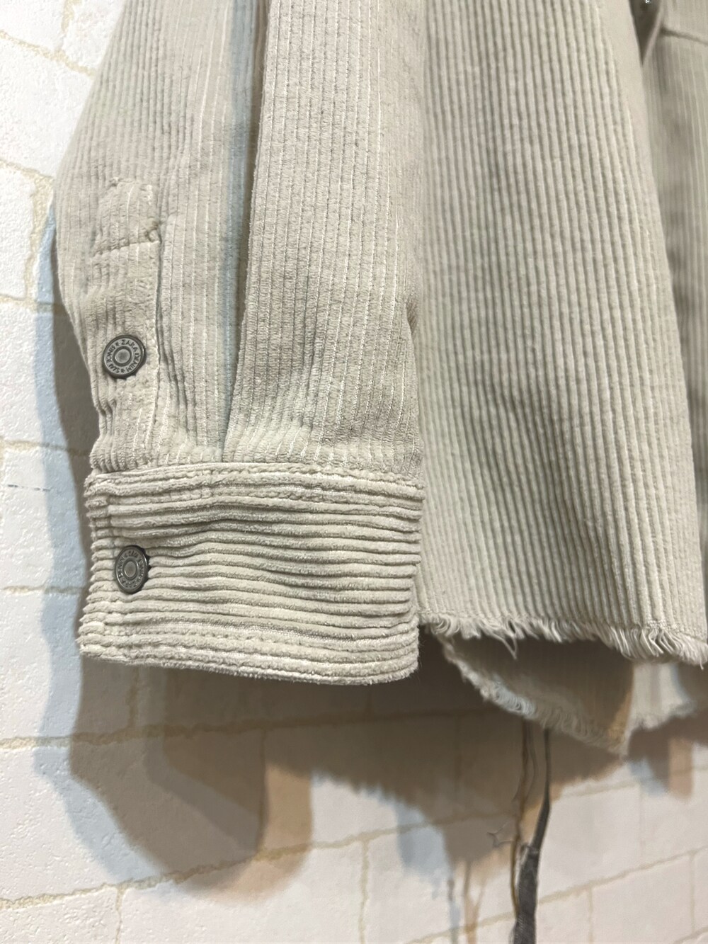 ホワイト系のブルゾン、ベージュ系のTシャツ/カットソー、ブルー系のその他パンツを着用したメンズの秋コーディネートの2枚目の写真