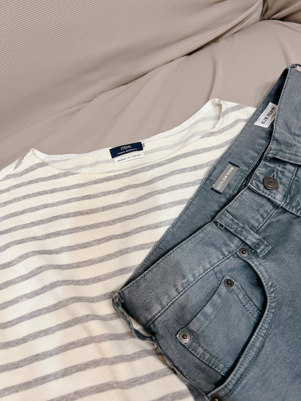 ブラック系のカーディガン/ボレロ、ブルー系のその他パンツ、ベージュ系のスニーカーを着用したメンズの冬コーディネートの3枚目の写真