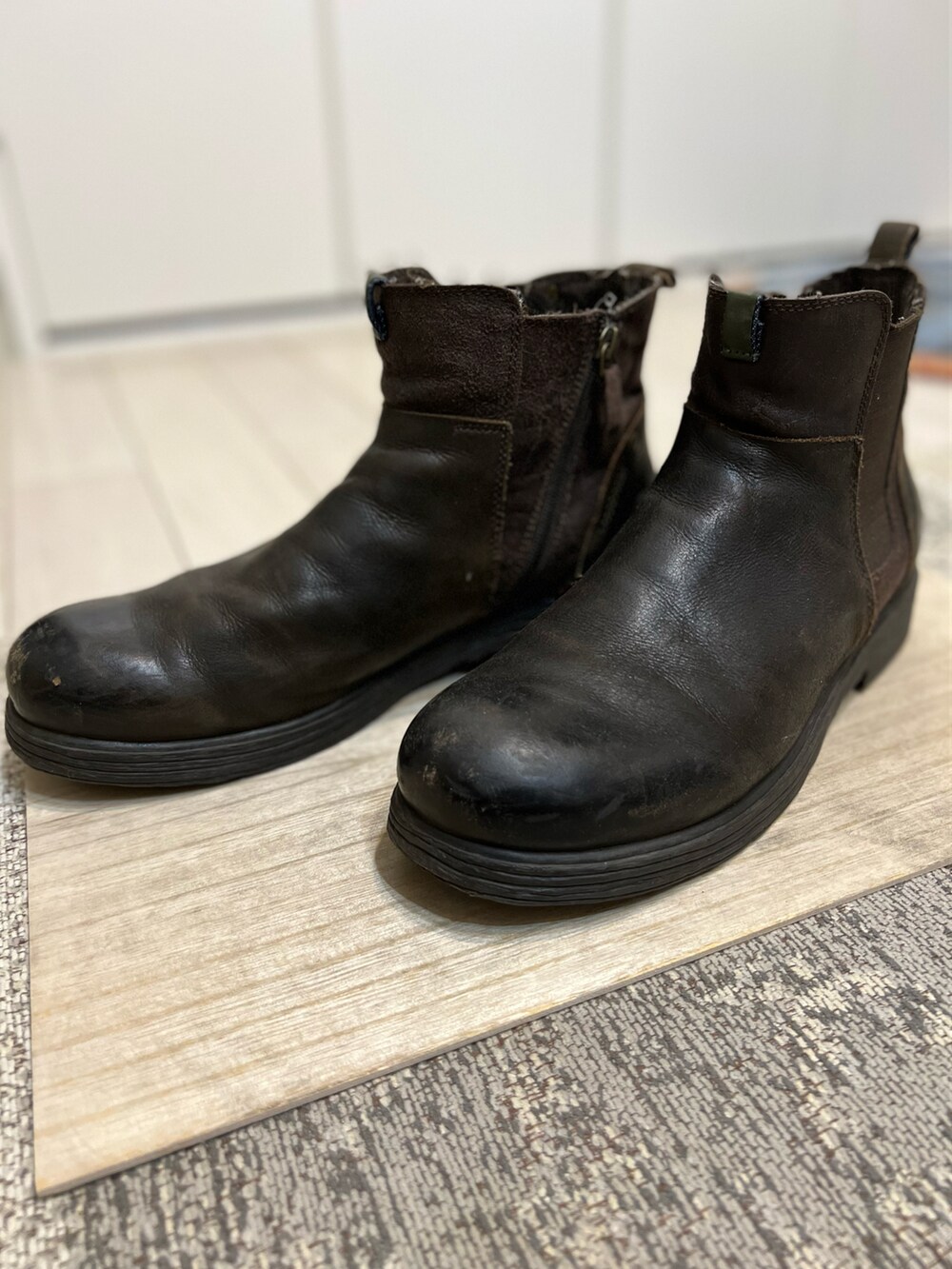 ベージュ系のMA-1、ブルー系のデニムジャケット、グリーン系のカーゴパンツを着用したメンズの秋コーディネートの2枚目の写真