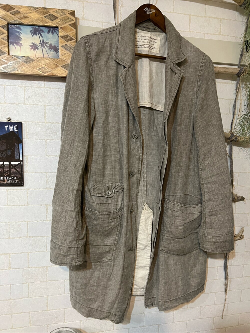 グレー系のニット/セーター、グレー系のジャケット/アウター、グリーン系のその他パンツを着用したメンズの秋コーディネートの2枚目の写真