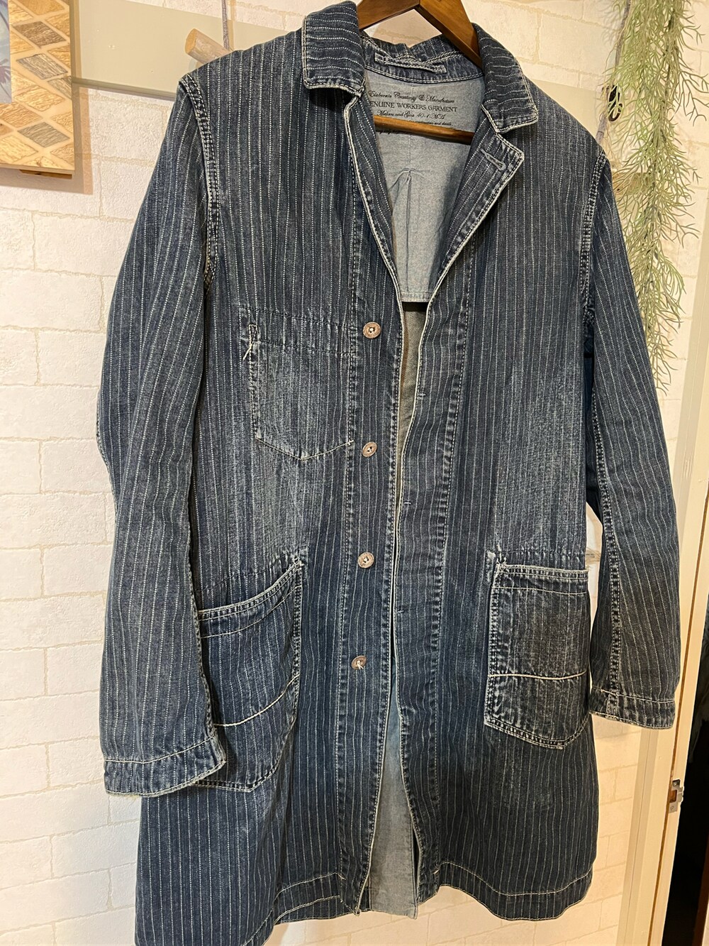 ブルー系のジャケット/アウター、ブラウン系のシャツ/ブラウス、グリーン系のその他パンツを着用したメンズの秋コーディネートの2枚目の写真
