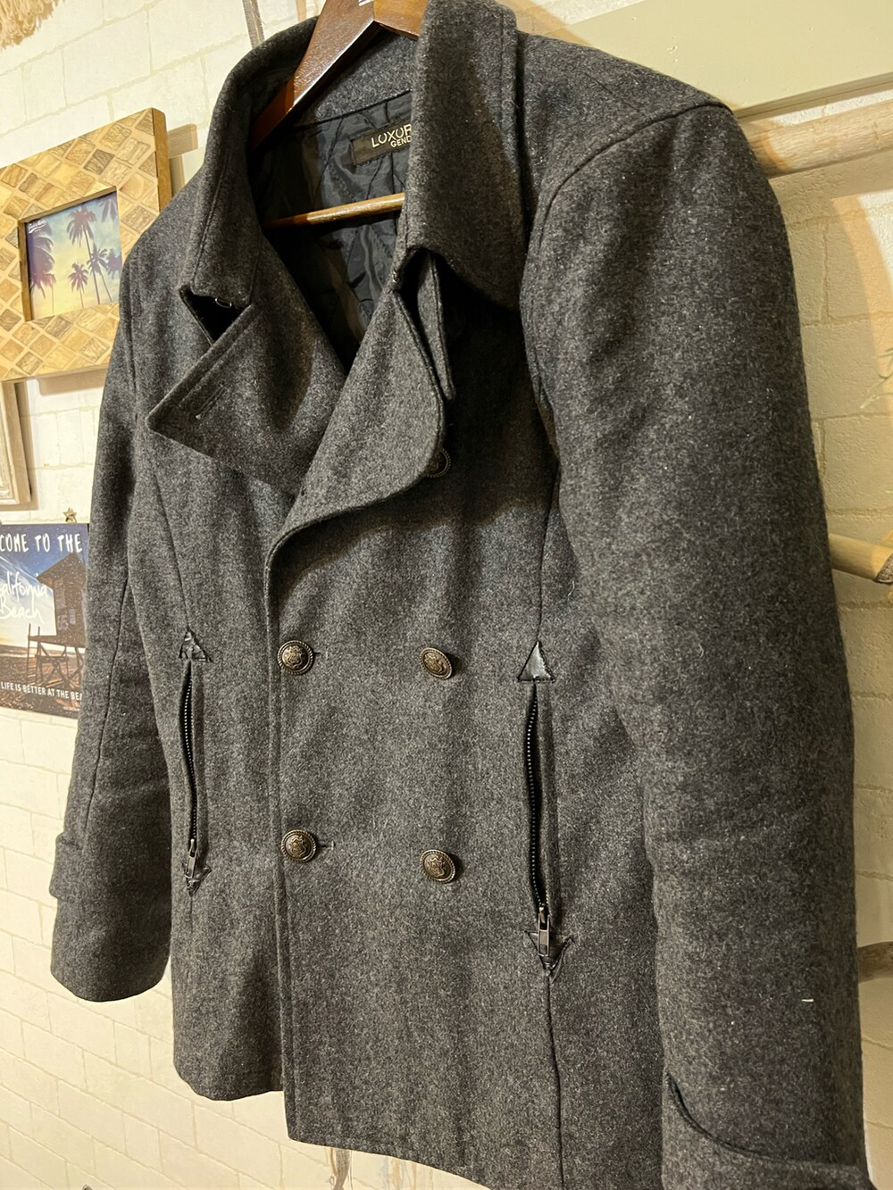 グレー系のピーコート、グレー系のTシャツ/カットソー、グリーン系のニット/セーターを着用したメンズの冬コーディネートの3枚目の写真