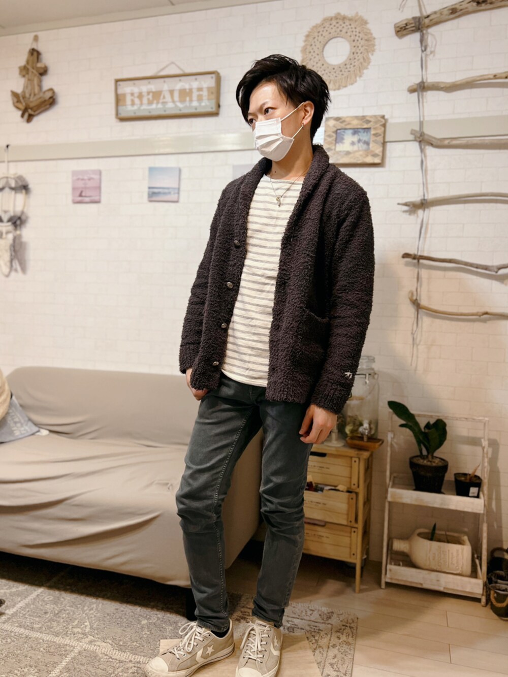 ブラック系のカーディガン/ボレロ、ブルー系のその他パンツ、ベージュ系のスニーカーを着用したメンズの冬コーディネートの2枚目の写真