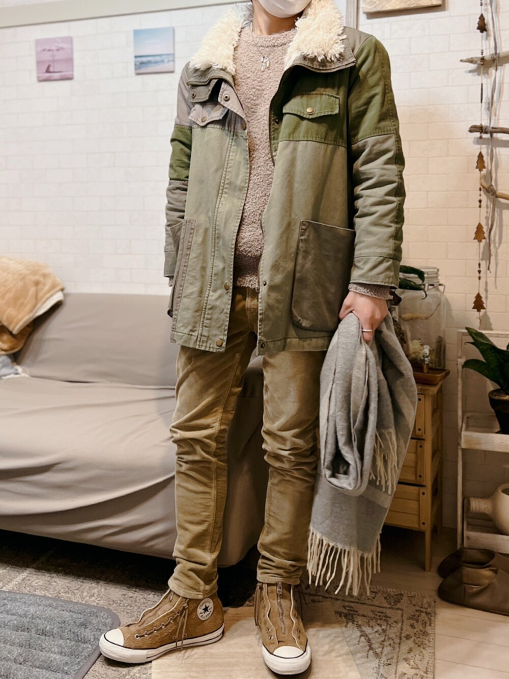 グリーン系のミリタリージャケット、ベージュ系のニット/セーター、ベージュ系のその他パンツを着用したメンズの冬コーディネートの2枚目の写真